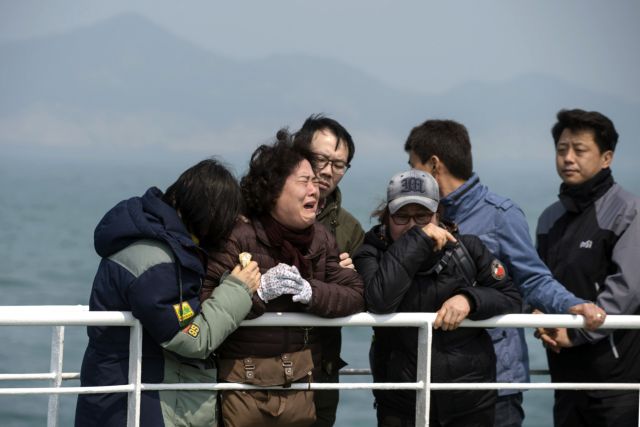 Ναυάγιο Sewol: Έναν χρόνο μετά, δάκρυα στον τόπο της τραγωδίας